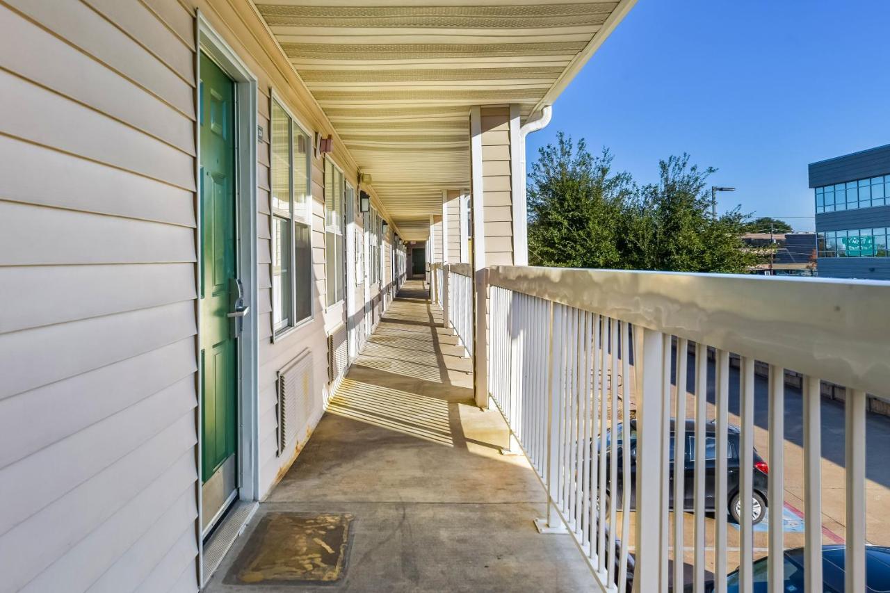 Hometowne Studios By Red Roof Dallas - North Addison - Tollway Екстериор снимка