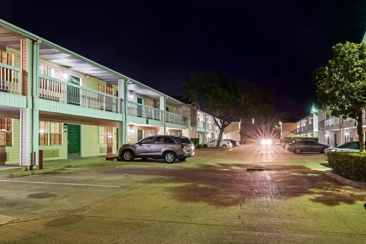 Hometowne Studios By Red Roof Dallas - North Addison - Tollway Екстериор снимка