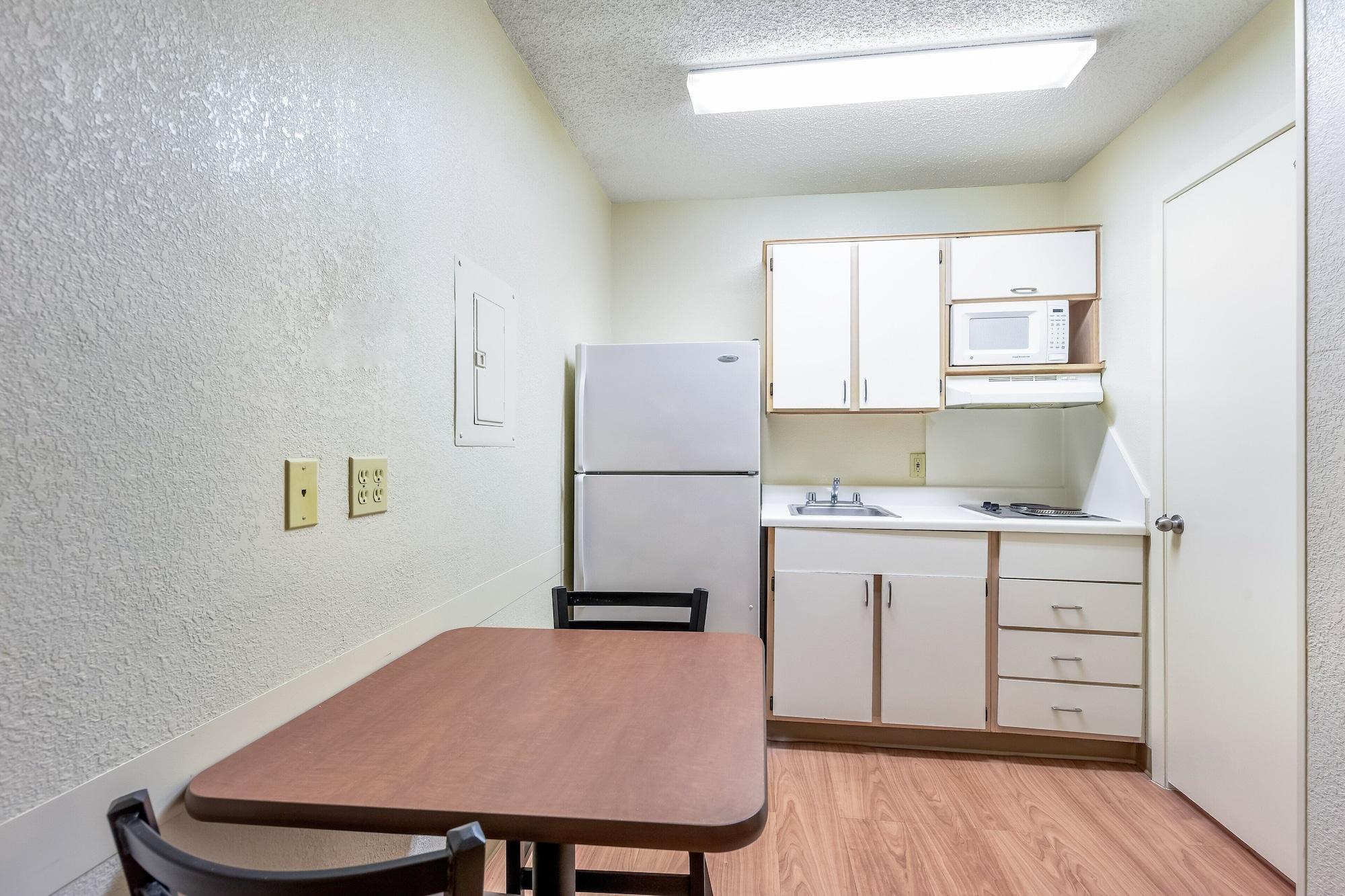 Hometowne Studios By Red Roof Dallas - North Addison - Tollway Екстериор снимка
