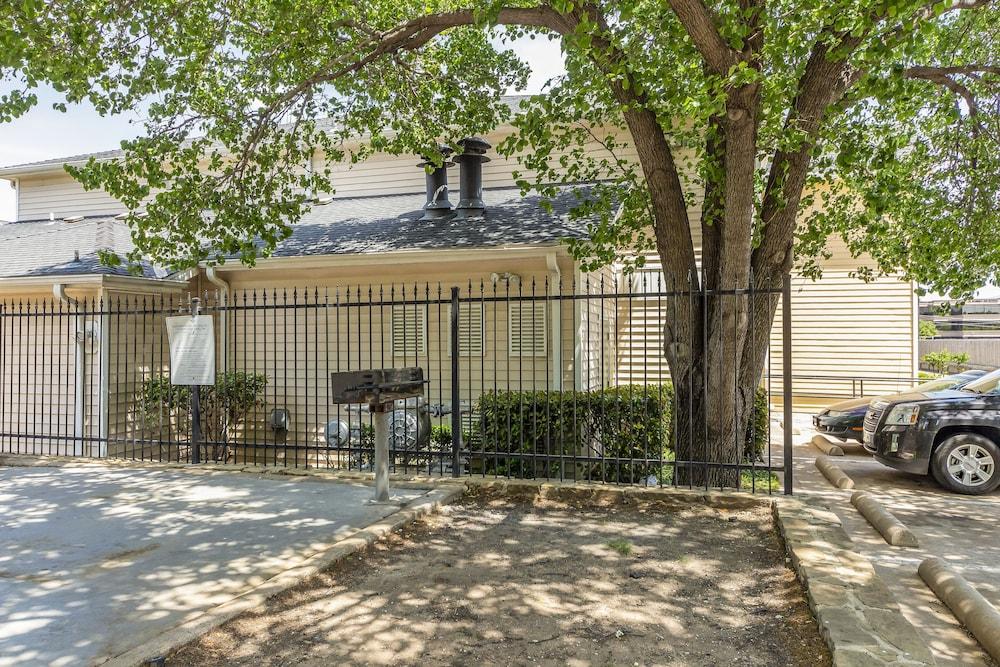 Hometowne Studios By Red Roof Dallas - North Addison - Tollway Екстериор снимка